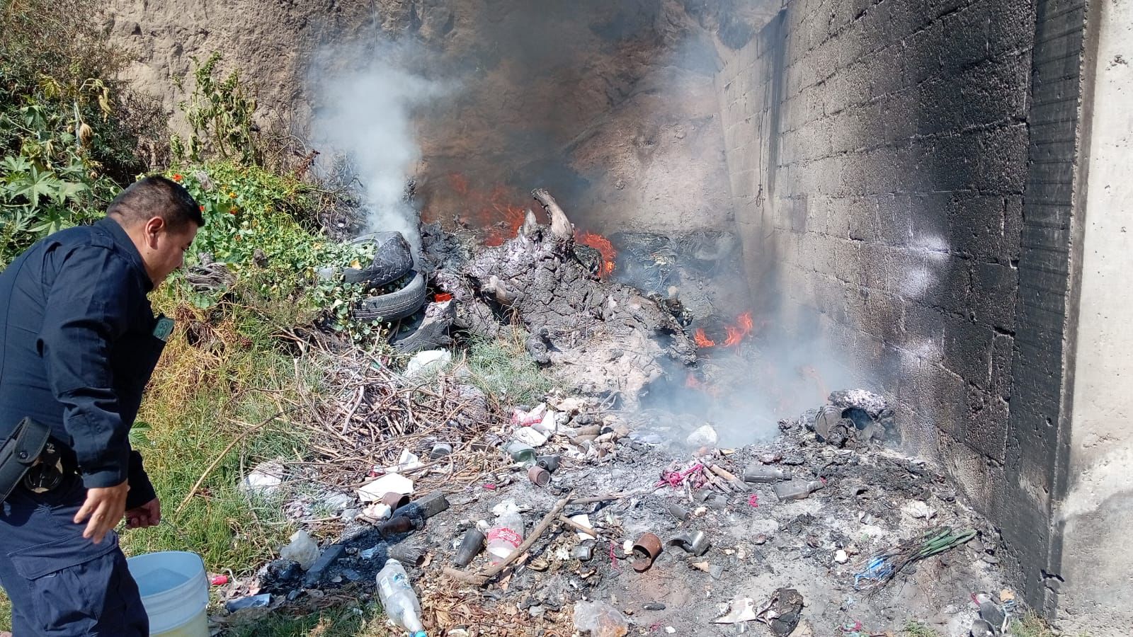 Atienden oportunamente incendio provocado por quema de basura y llantas ...